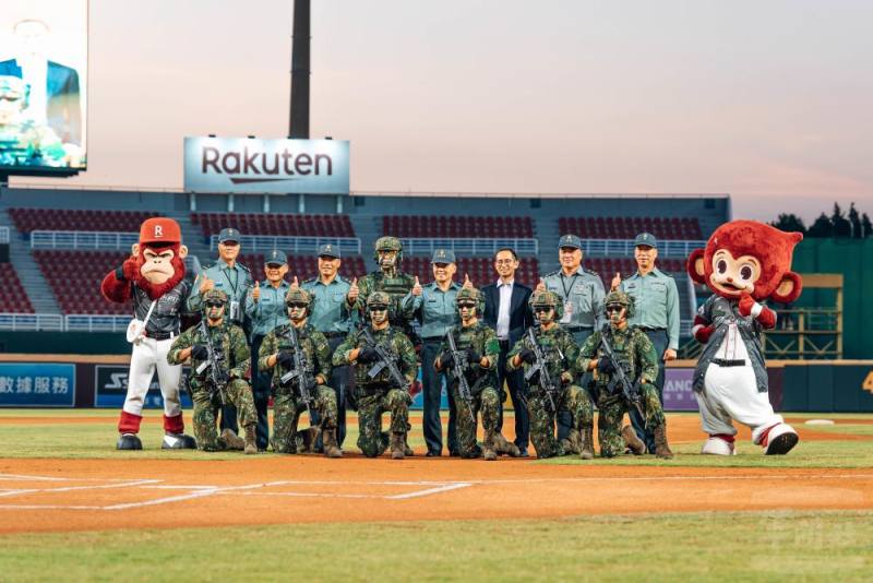 陸軍司令呂上將與特戰官兵及球團代表合影。（軍聞社記者吳冠萱攝）