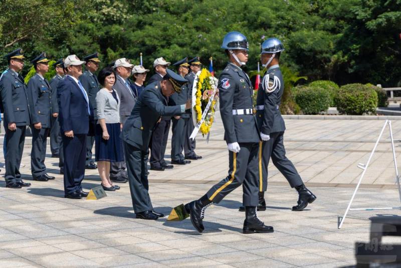 呂司令向忠靈將士獻花。（軍聞社記者蔡枋澐攝）