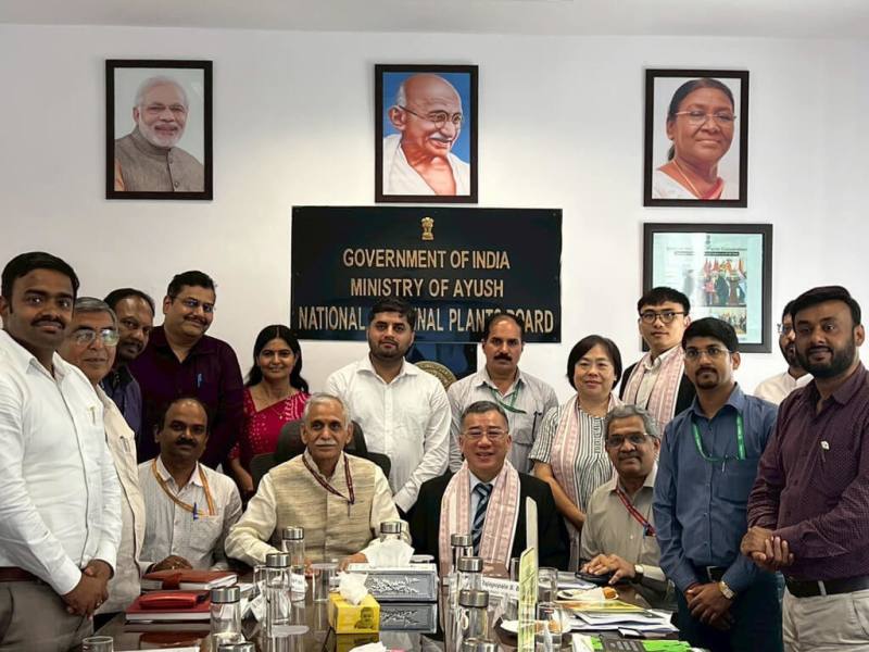 為拓展中藥材來源國，衛福部委託高雄醫學大學辦理「印度藥用植物種植實地調查研究計畫」，團隊前往印度拜訪當地阿育吠陀部（AYUSH）及其轄下國家藥用植物委員會（NMPB）進行交流。（高醫大團隊提供）