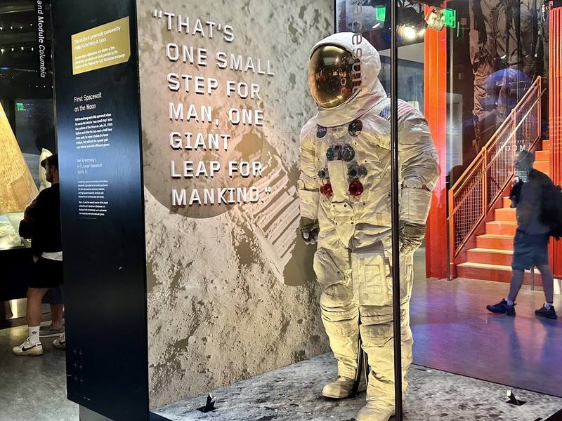 阿波羅11號登月英雄阿姆斯壯所穿太空衣，2019年後再度公開展出，現位於國家航空與太空博物館。圖攝於8月21日。