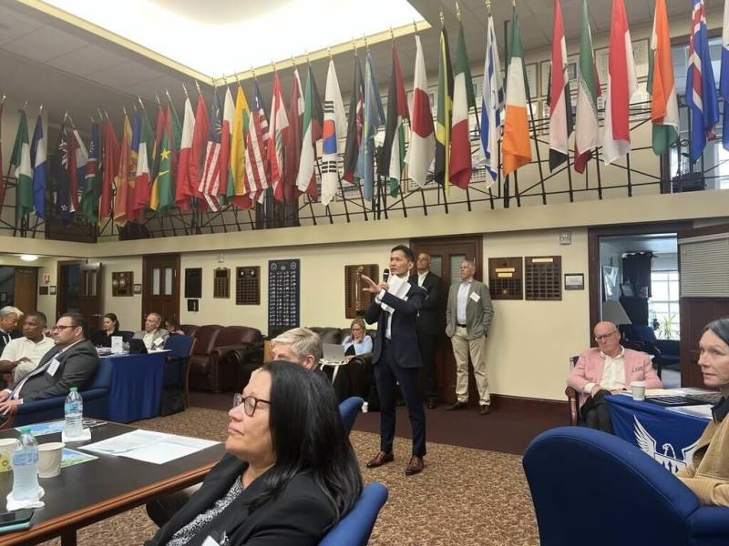 位於羅德島州的美國海軍戰爭學院舉辦台海情境兵推，駐波士頓辦事處長廖朝宏（站立者）出席活動。（駐波士頓辦事處提供）