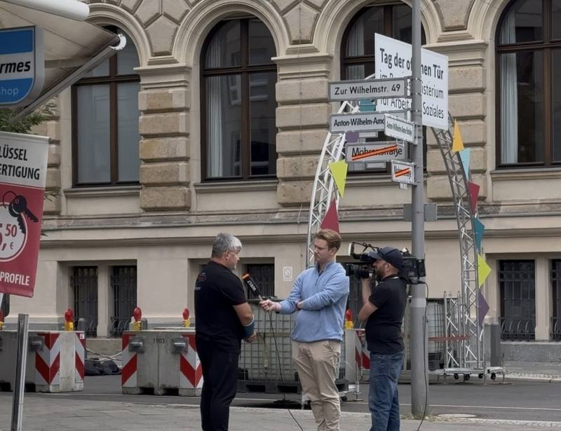 柏林「摩爾人街」23日改名，反對將已存續300年的街道改名的居民緊急申請要求暫緩執行，22日遭高等行政法院駁回。圖為判決出爐當天，德媒採訪店家對判決結果的看法。