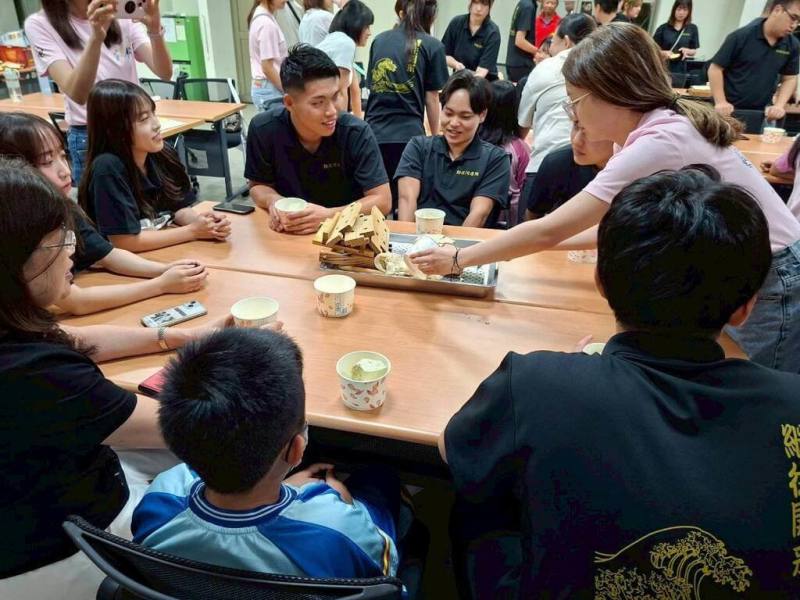 桃園市立圖書館、南勢國民小學22日與日本千葉商科大學師生辦交流活動，共同實踐「友好‧分享‧永續」理念，深化台日友誼。（桃市圖提供）