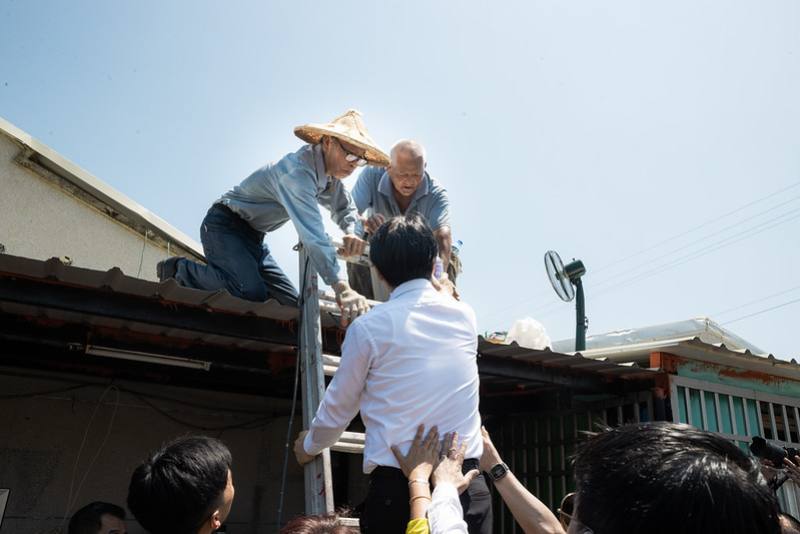 總統親自致贈運動飲料慰勞前來支援的工班人員
