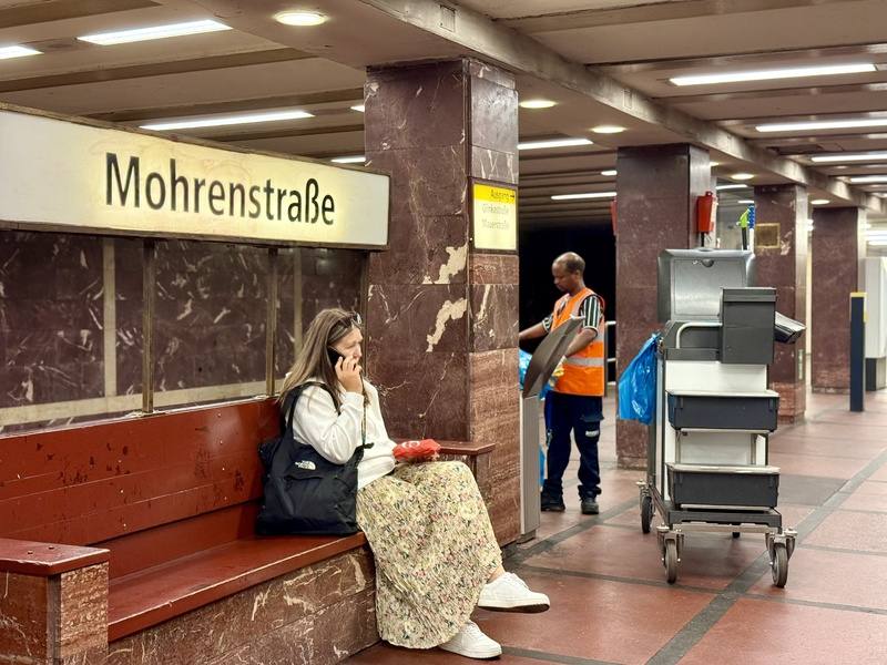 柏林地鐵2號線上的「摩爾人街」地鐵站，將隨街道23日更名同步改為「安東‧威廉‧阿莫街」站。圖為站內一景，一名乘客坐在月台長椅上等待列車，清潔人員正在進行日常作業。