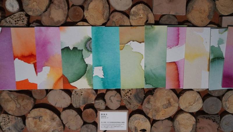 日本藝術家狩野朋子、中坪多惠子合作作品「馬祖島來信」將在2025馬祖國際藝術島呈現，取樣自馬祖島嶼常見的顏色，以手工製作約1000張顏色各異的明信片；供民眾索取明信片的長桌則是以在地漂流木裝飾。（馬祖國際藝術島書信計畫提供）