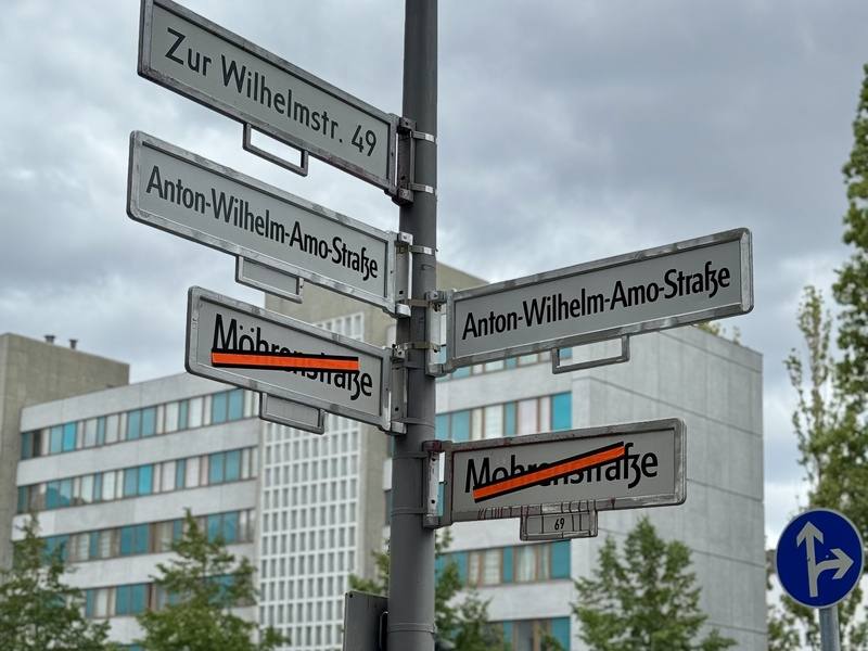 德國柏林市中心的「摩爾人街」因涉歧視爭議，在8月23日「世界廢除奴隸貿易紀念日」更名為「安東．威廉．阿莫街」。圖為原名路牌在更名日前一天被劃上刪除紅線。