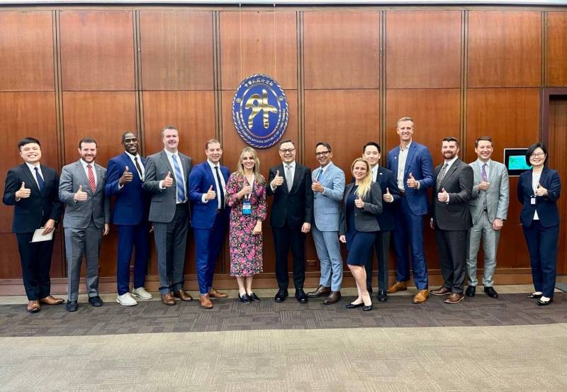 外交部政務次長陳明祺（右八）與「美加領袖人才參訪計畫」成員合影。