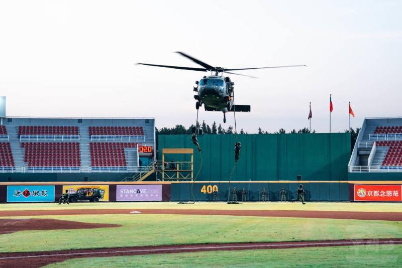 陸軍特戰指揮部指揮官苑少將與特戰官兵快速繩降至場中央。（軍聞社記者吳冠萱攝）