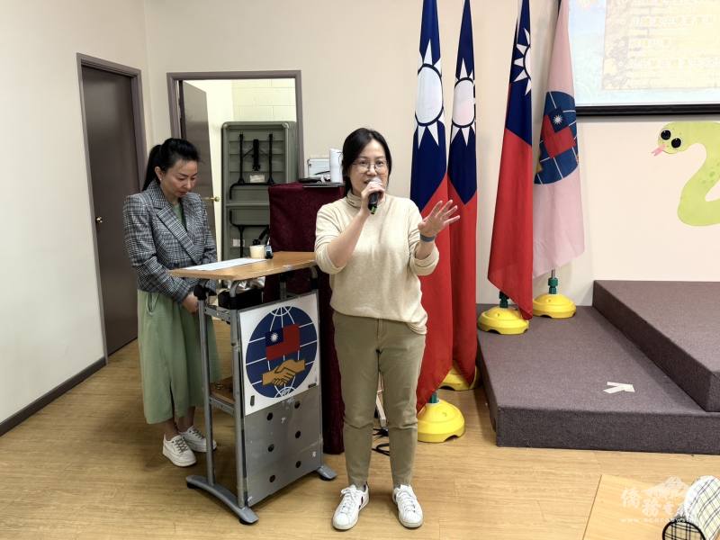 昆士蘭華語文教師聯誼會會長林伊瑩說明比賽進行方式與規則