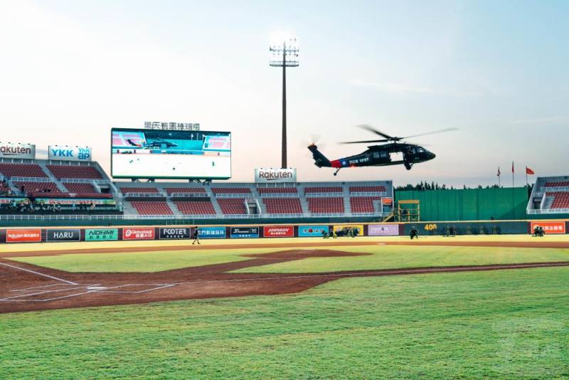 「敬軍職棒主題賽」中，UH-60M黑鷹直升機震撼登場。（軍聞社記者吳冠萱攝）
