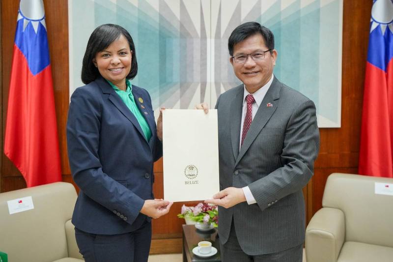 外交部長林佳龍（右）接受貝里斯新任駐台大使梅凱瑟大使（Katherine Vanessa Meighan，左）呈遞到任國書副本。