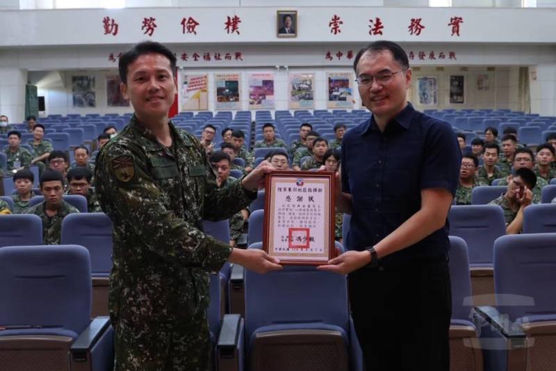 政戰主任林上校代表馮指揮官致贈吳醫師感謝狀