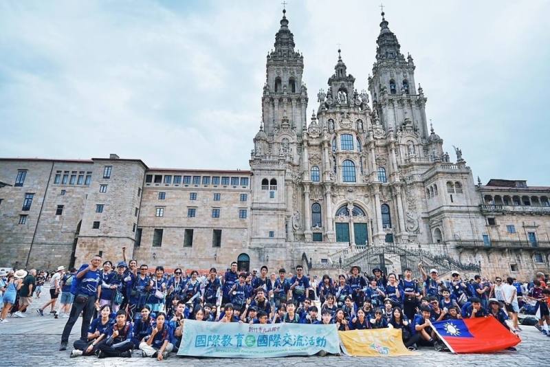 新竹市光武國中師生歷時16天完成西班牙國際走讀與主題學習，走訪多個歷史名城。圖為師生在聖地牙哥主教座堂前合影