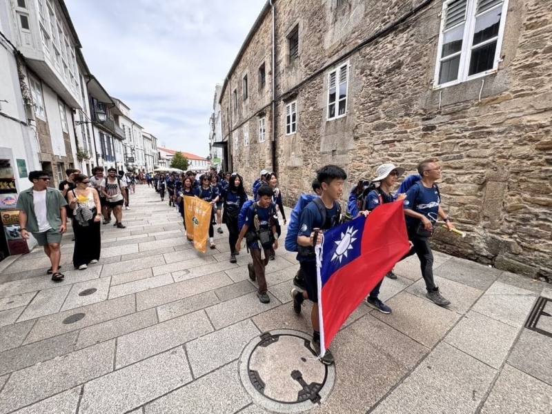 新竹市光武國中師生歷時16天完成西班牙國際走讀與主題學習，其中7天徒步挑戰162公里，最終唱著校歌走進聖地牙哥，為青春與學習留下深刻記憶