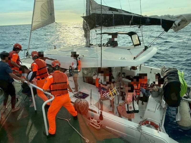 海巡署艦隊分署高雄海巡隊23日下午獲報，小琉球花瓶岩北方約1浬處，有艘遊艇因機械故障在海上漂，立刻派人馳援，並將船上遊客接駁上艇返港（海巡署提供）