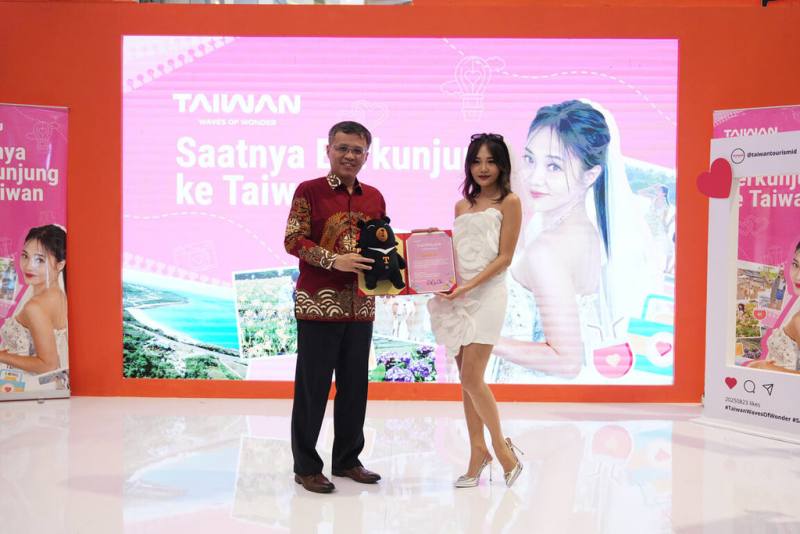 交通部觀光署23日在雅加達舉辦台灣觀光展銷會，邀請印尼「羅盤電視台」當家旅遊節目主持人Steffy Ai（右）擔任推廣嘉賓