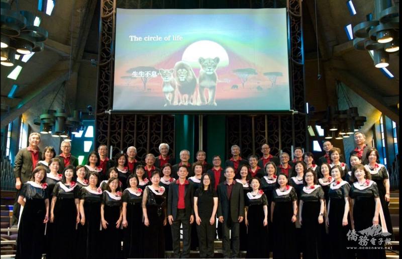 指揮方玉山（中）與伴奏老師及合唱團員合影