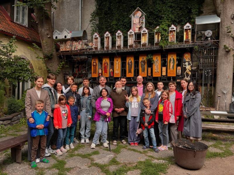 駐拉脫維亞代表處22日參加在塔林舉辦的「烏克蘭寄養孩童及家庭夏令營」，與來自烏克蘭的19名寄養家庭成員與孩童文化交流