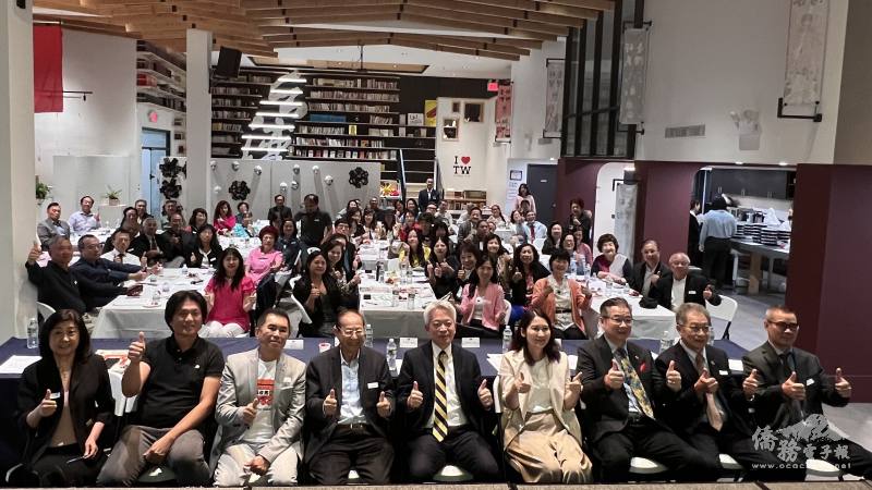 大紐約僑界榮譽職人員及各僑團代表合影