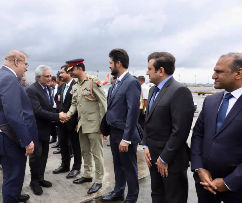 巴基斯坦外交部長達爾（左2）抵達孟加拉（圖取自x.com/ForeignOfficePk）