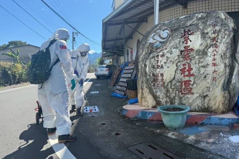 第五作戰區持續派遣化學兵部隊協助執行公共區域消毒作業