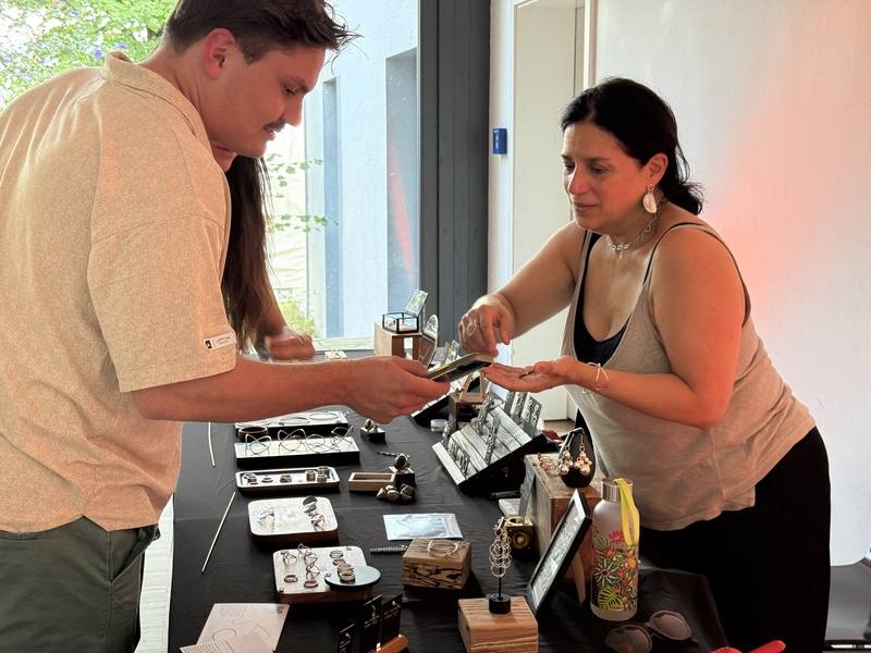 「柏林女力藝術節」策展團隊鎖定柏林移民女性創作者，除了港台，也有烏克蘭等地的德國外籍移民，在現場向當地居民介紹自己的手作小物