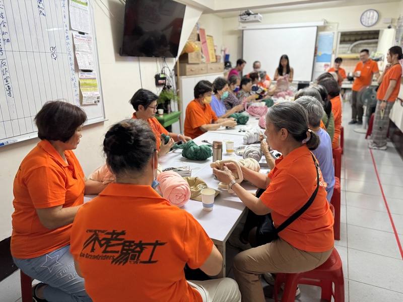 弘道老人福利基金會推動「不再獨唱悲歌–終結長者孤單計畫」，23日在台北市北投區舉辦課程活動，多名長者在17歲少女引導下，用冰島粗毛線親手編織出獨一無二的可愛毛線包