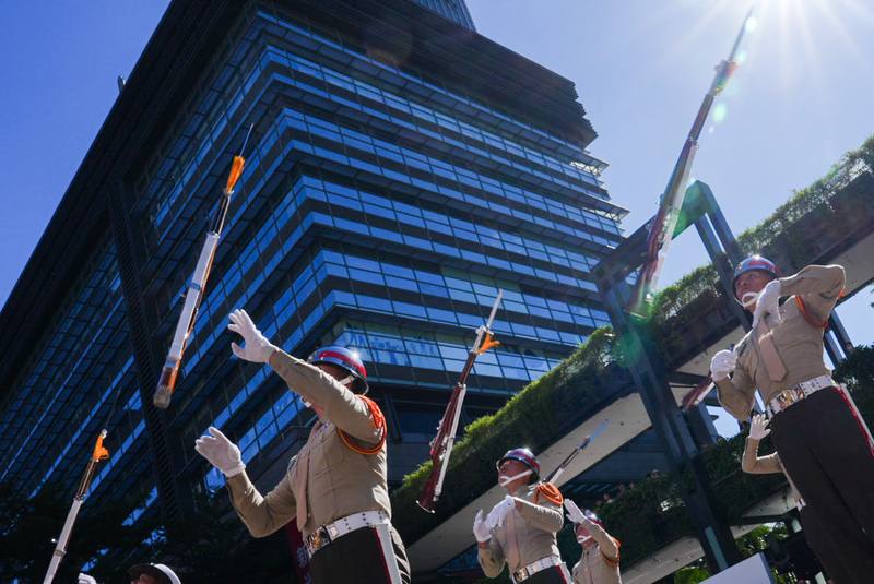 國防部24日於北市信義區舉辦九三軍人節嘉年華，圖為陸戰隊儀隊演出高難度的「靜默槍法」