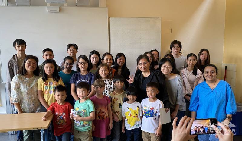 所有獲獎學生與校長教師合照