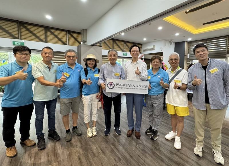 新加坡留台大專校友會23日舉辦活動，會長黃秀琴（右3）、駐新加坡代表童振源（右4）等人出席