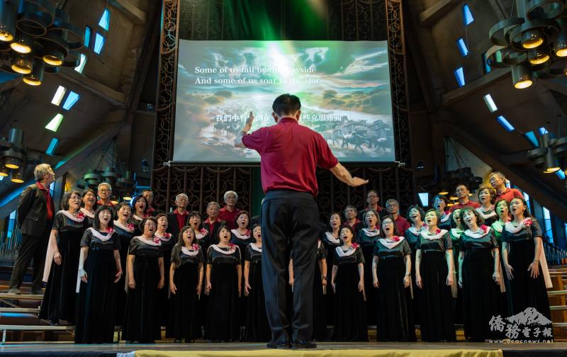 演唱一曲接一曲，觀眾的掌聲此起彼落