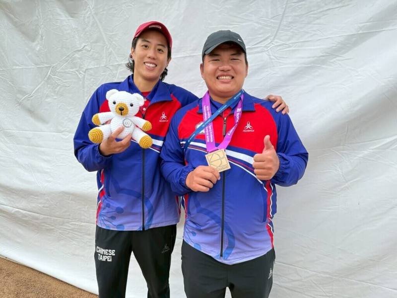 萊茵魯爾世界大學運動會射箭國手吳子瑋（右），24日在世界青年射箭錦標賽的U21組複合弓男子個人賽銅牌戰擊敗以色列選手，替台灣帶回1面銅牌。左為教練林明靜（射箭協會提供）