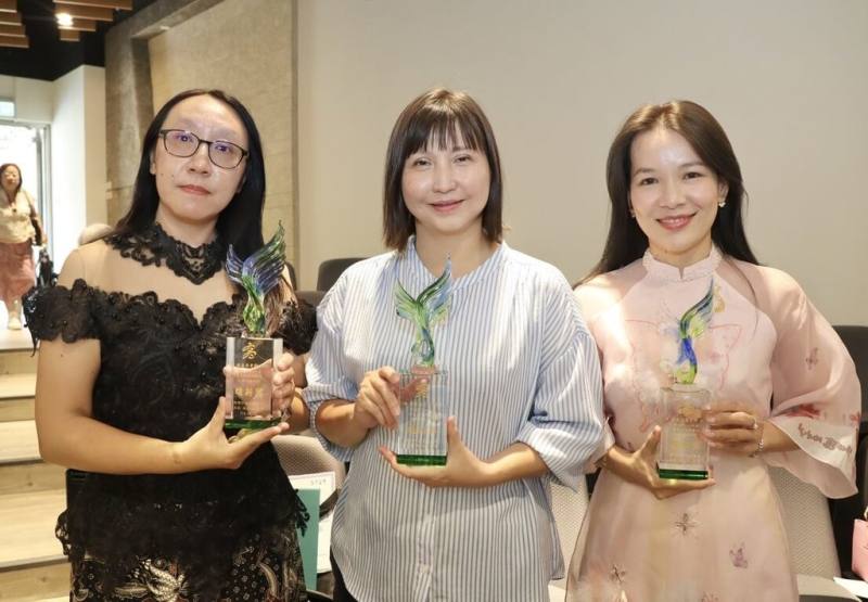 高雄市優良新住民語文教學支援教師「雄新獎」評選結果公布，包括教師施美燕（前左起）、符楚蘚、陳黎江翠等3人獲肯定（高雄市教育局提供）