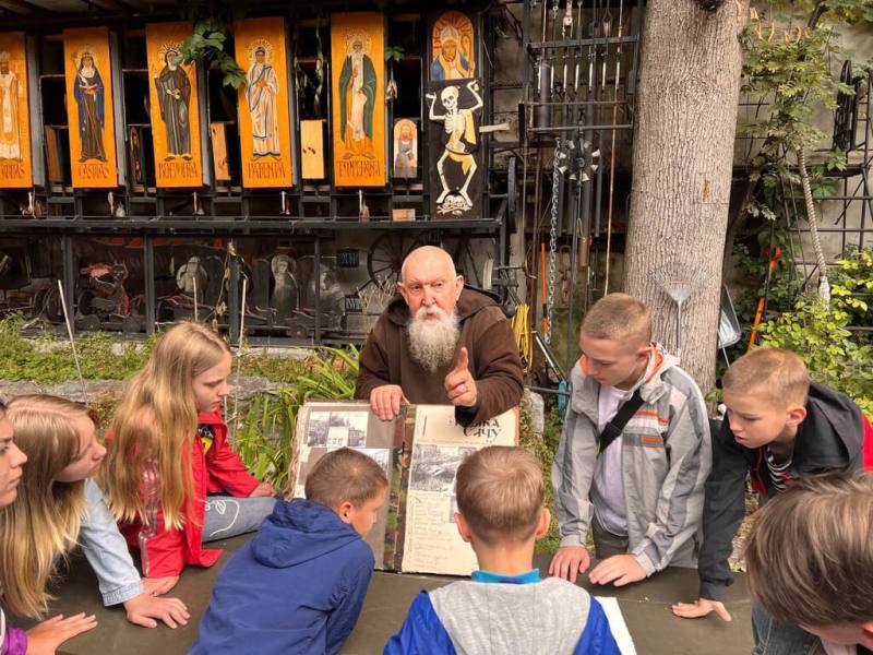 「烏克蘭寄養孩童及家庭夏令營」為愛沙尼亞國際發展中心提供孩童實地體驗愛沙尼亞文化的機會。圖為塔林烏克蘭文化中心負責人向烏克蘭孩童展示手繪書