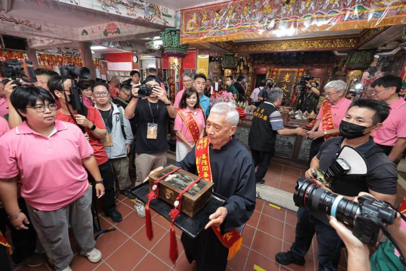 2025鷄籠中元祭23日下午在基隆市開基老大公廟舉行「開龕門」儀式，邀請亡魂來到陽間接受供奉，這也是地方俗稱的「開鬼門」