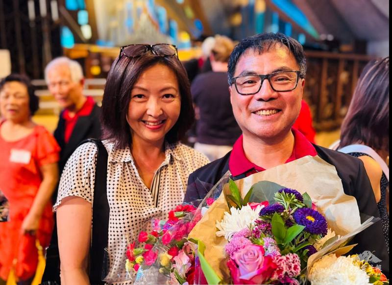 北加州台大校友會會長卓欣慧（左）獻花，由合唱團團長黃金仁（右）代表接受