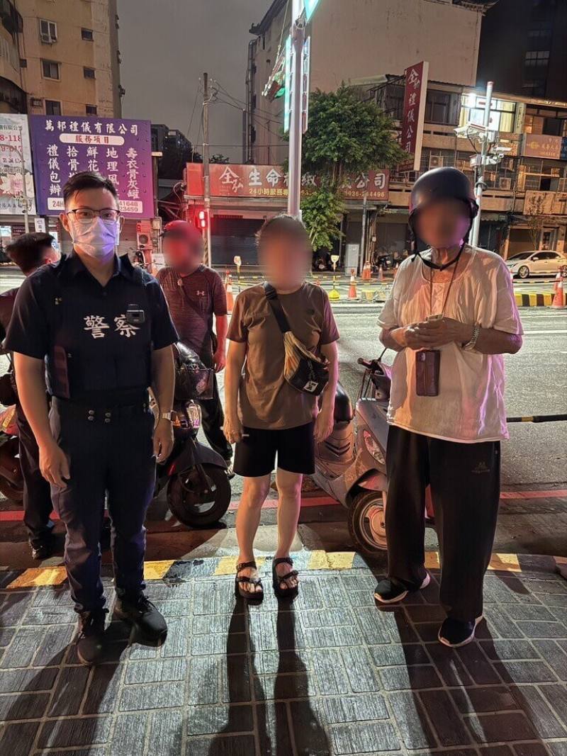台灣警察專科學校學生暑期實習於22日結束，其中在台中市警察局第二分局實習的羅文揚（左）日前深夜發現迷途長者，協助通知家屬平安接老翁回家，過程中家屬不斷向員警表達感謝