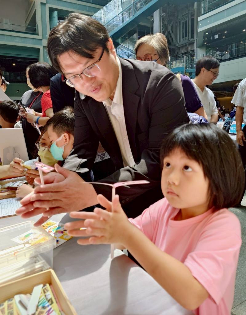 教育部朱俊彰次長及民眾體驗財團法人福智文教基金會攤位活動