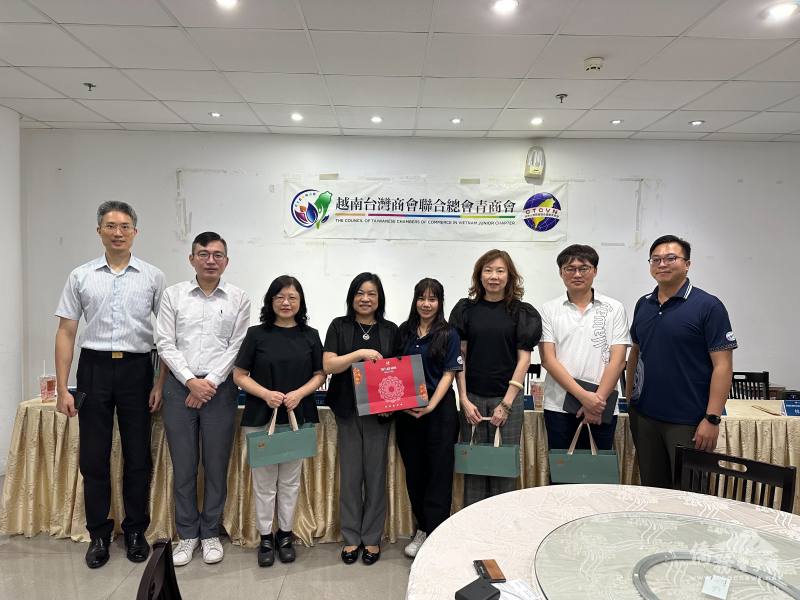 林洋逸贈送紀念品，並與駐處各組合影留念