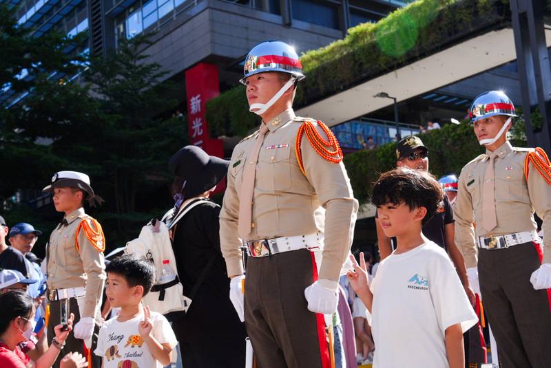 國防部24日於北市信義區舉辦九三軍人節嘉年華，小朋友於陸戰隊儀隊演出後合影留念