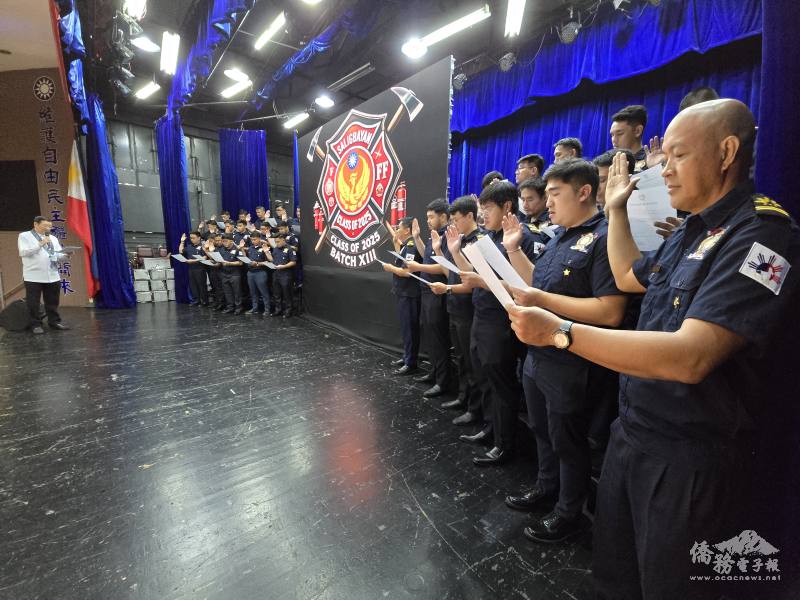 僑務委員陳柏材（左）主持2025年消防訓練班學員宣誓入會