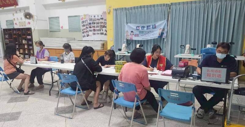澎湖縣政府衛生局「整合性五癌篩檢巡迴服務」24日在馬公市第一衛生所舉行啟動儀式，不少民眾利用假日，就近前往接受篩檢服務，以行動守護健康