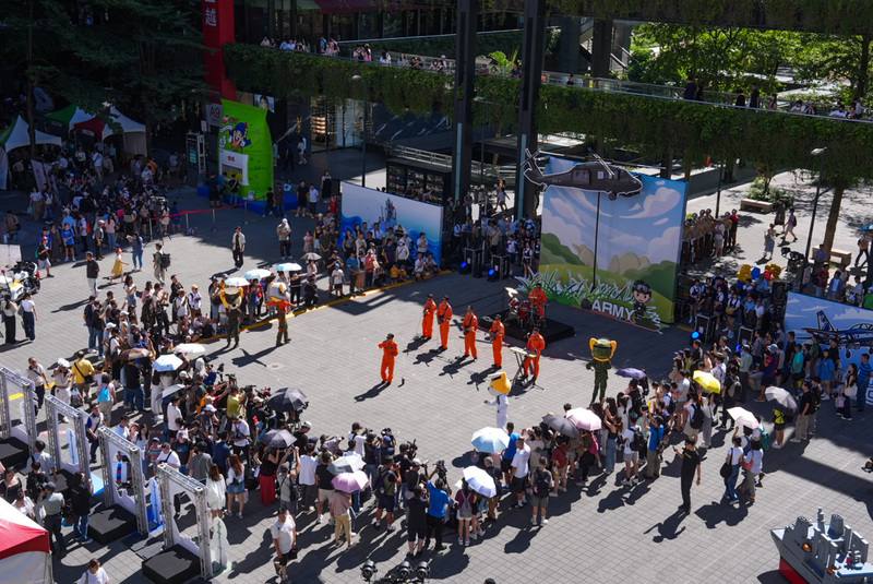 國防部24日於北市信義區舉辦九三軍人節嘉年華，圖為空軍官校輕音樂社在廣場演出，吸引民眾駐足拍攝