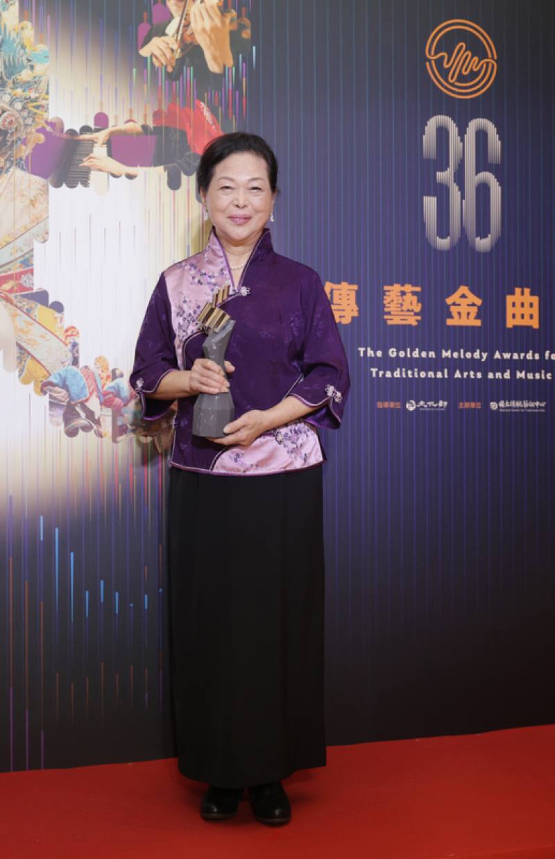 第36屆傳藝金曲獎頒獎典禮23日晚間在台灣戲曲中心登場，戲曲表演類特別獎由人間國寶、南管藝師林吳素霞（圖）獲得