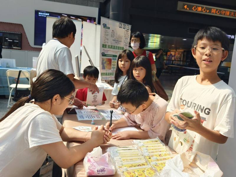 參與過中部臺中場的小朋友也帶著9位朋友前來本場共學