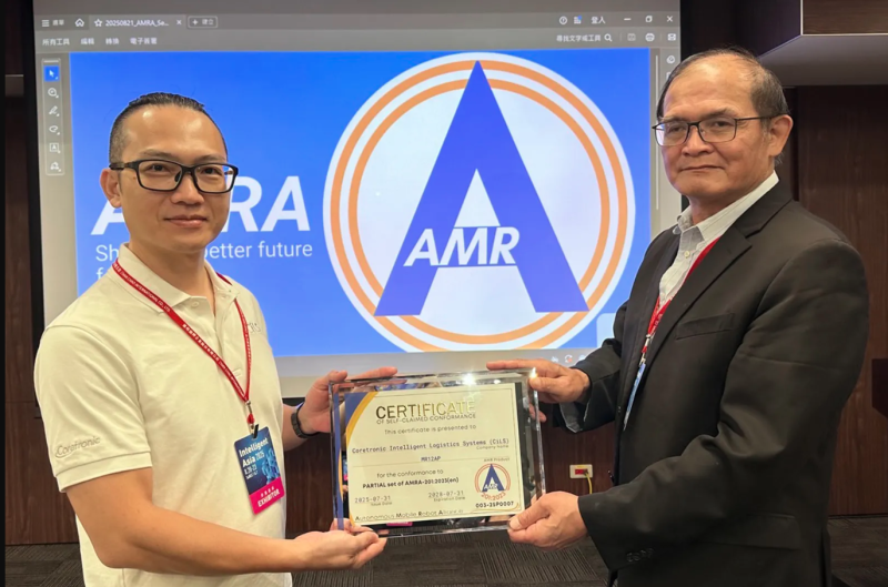 中光電智能物流開發的前移式無人堆高機（Reach Truck）MR12AP，為今年首個通過測試、取得標章的AMR產品。圖左起為中光電智能物流資深處長謝宜達、工研院副院長暨自主移動機器人聯盟推動召集人胡竹生。