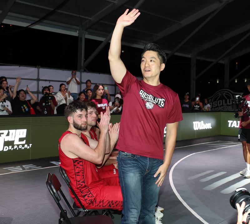 台北市長蔣萬安（前）24日晚間在台北出席2025 FIBA 3x3台北挑戰賽頒獎典禮，和現場民眾揮手致意。