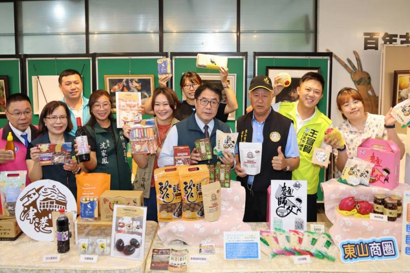 台南市政府經濟發展局25日在民治市政中心舉辦「選台南 帶好禮」溪北商圈特色行銷記者會，市長黃偉哲（前右4）推薦在地商品。（台南市政府提供）