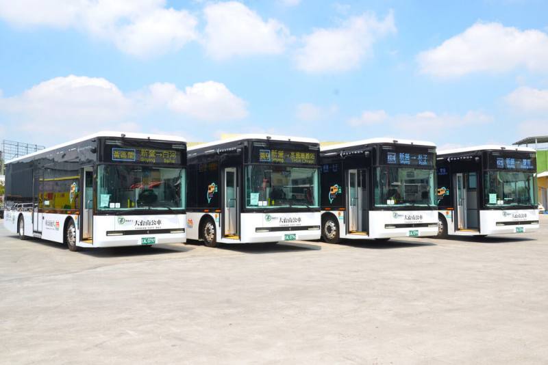 台南市政府輔導客運業者汰換車輛，新營客運近期採購10輛電動公車，已有4輛上線服務。（台南市政府提供）